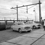 159468 Afbeelding van twee gereedstaande auto's voor de dubbeldekwagen van een autoslaaptrein in het N.S.-station ...